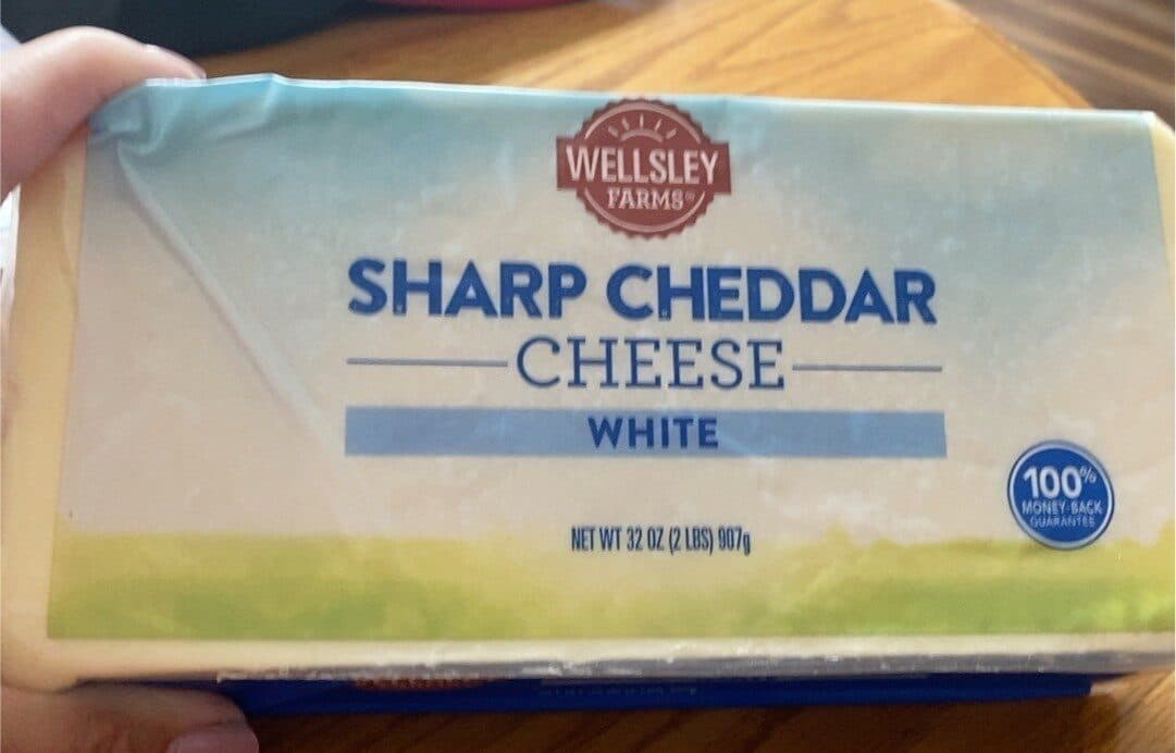 Wellsley Farms Sharp cheddar cheese packshot