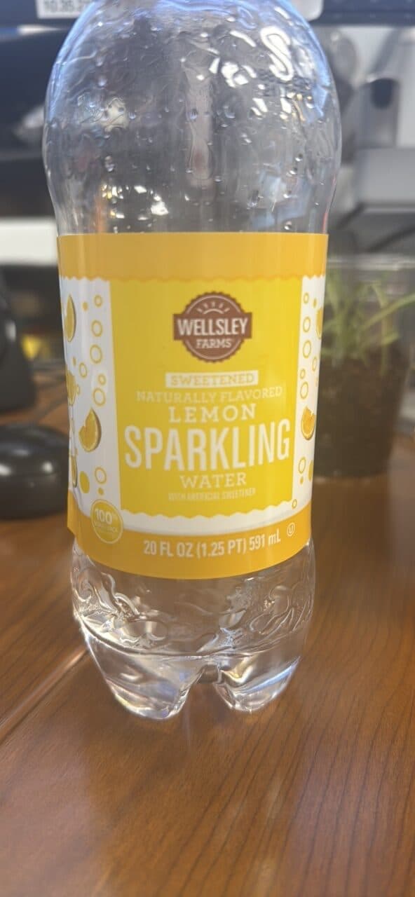 WELLSLEY FARMS LEMON SPARKLING WATER packshot