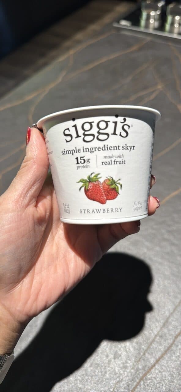 siggi's simple ingredient skyr STRAWBERRY packshot