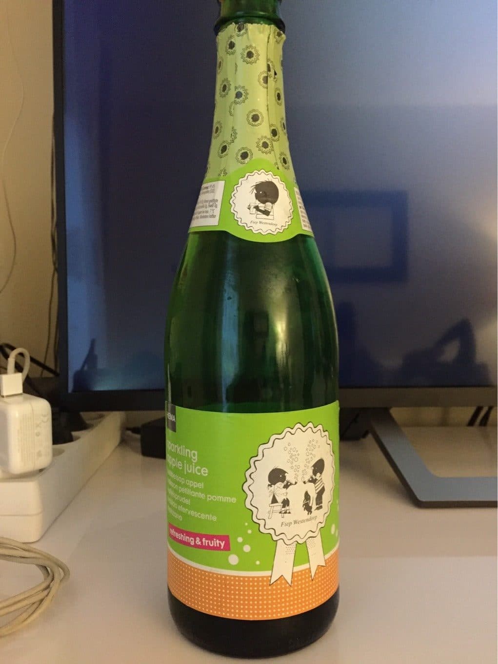 Hema Sparkling apple juice packshot