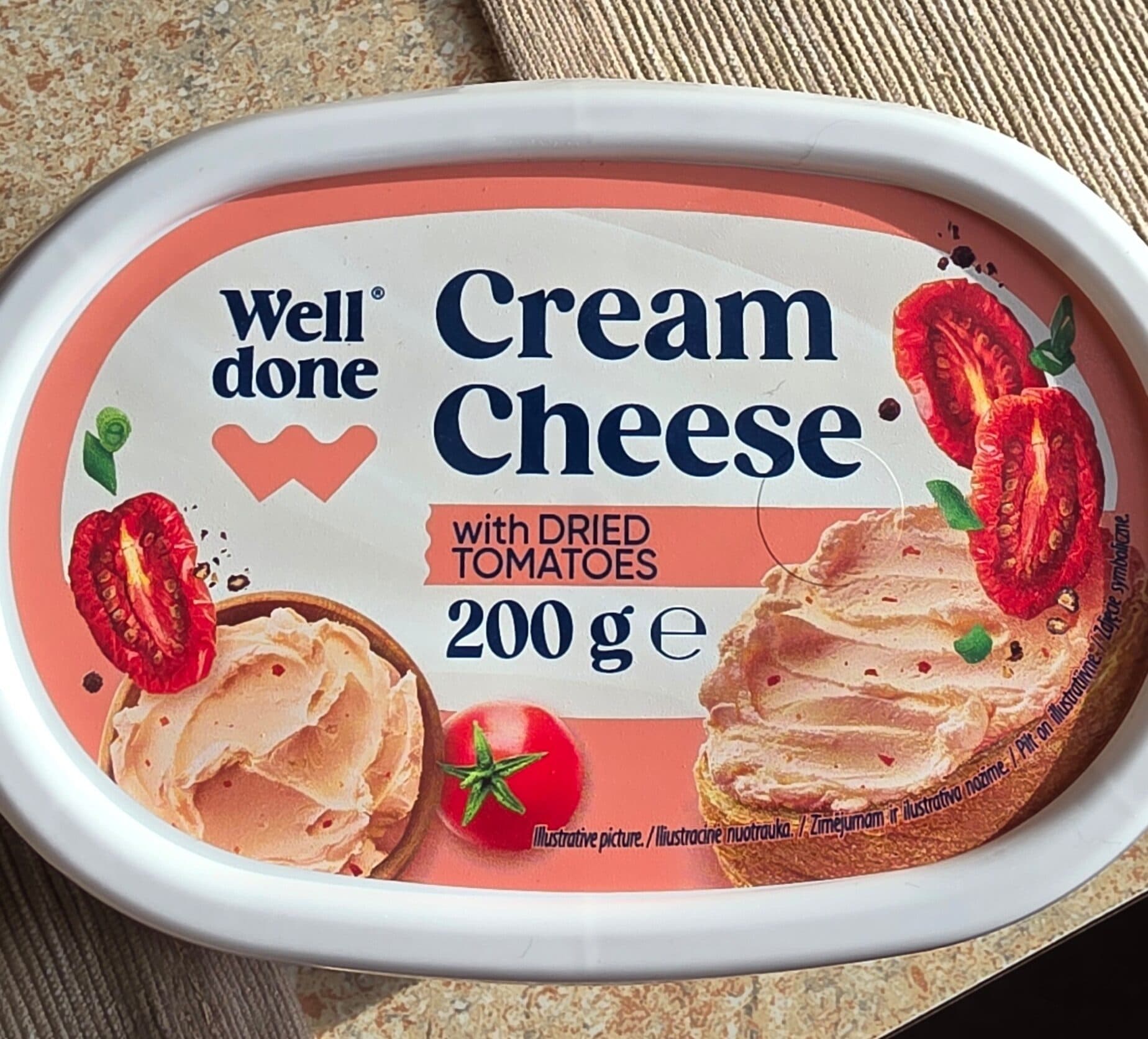 Well done Cream Cheese with dried tomatoes packshot