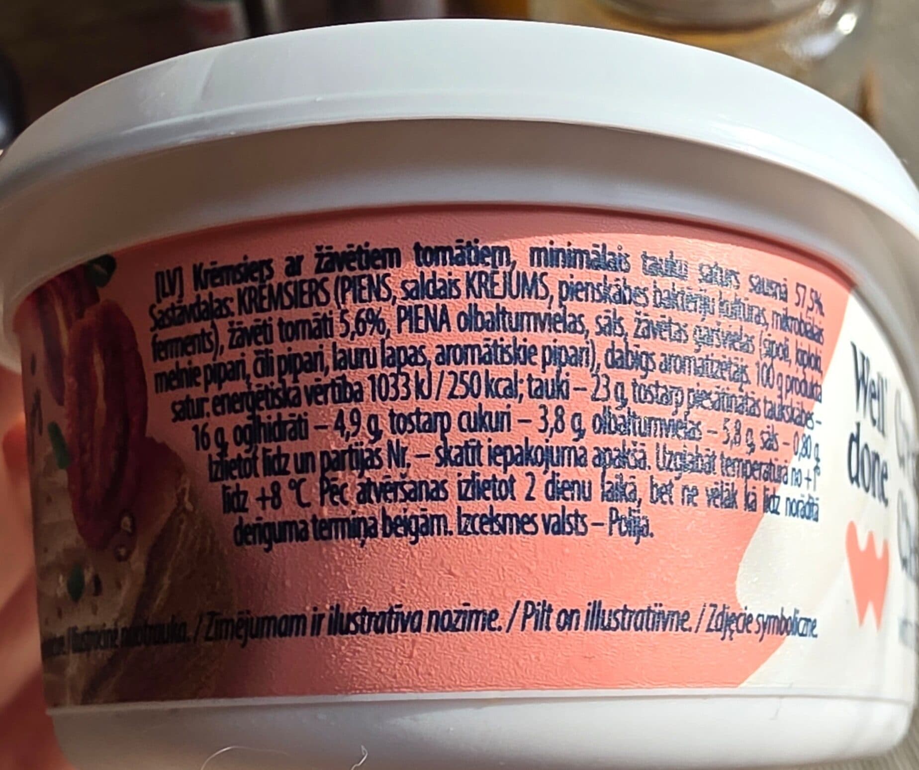 Well done Cream Cheese with dried tomatoes packshot