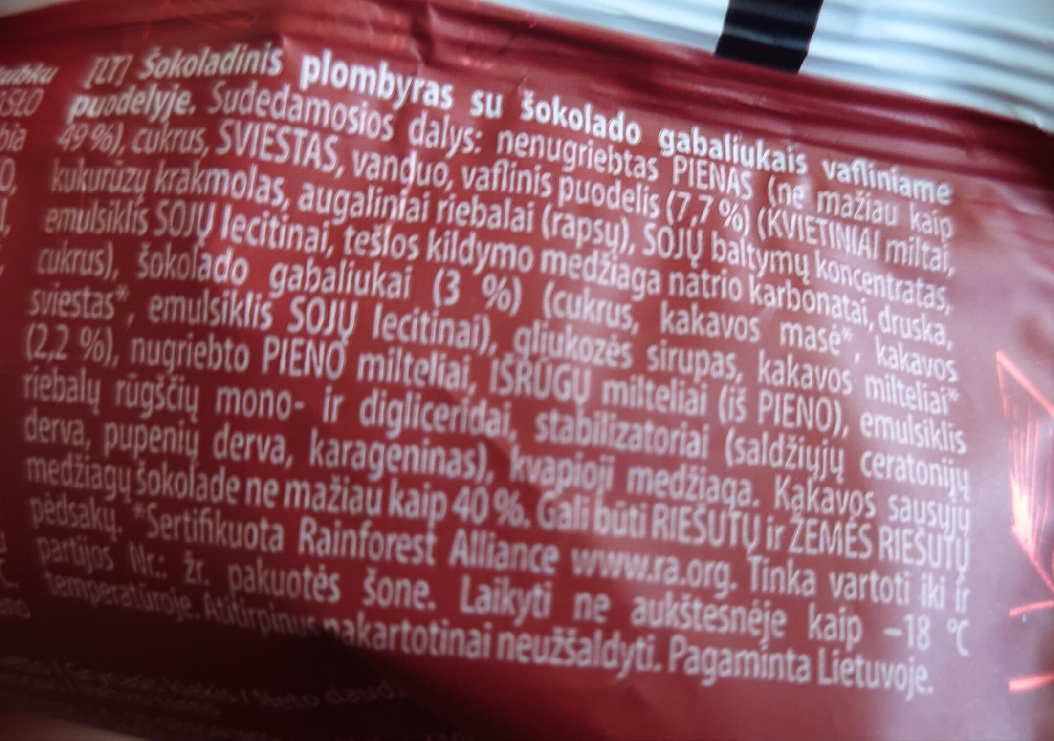 Mio & rio Šokoladinis plombyras su šokolado gabaliukais vafliniame puodelyje packshot
