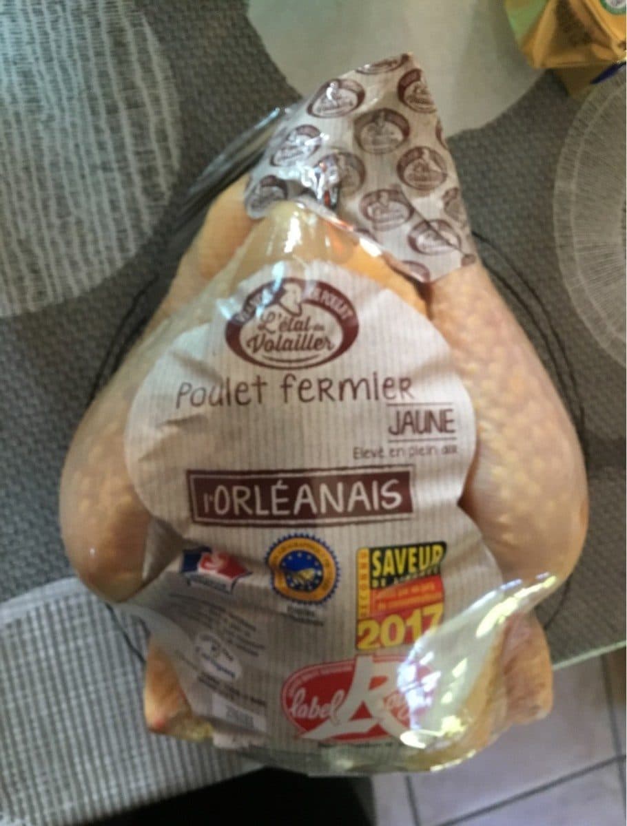 L'etal Du Volailler Poulet jaune fermier - elevé en pleine air. packshot