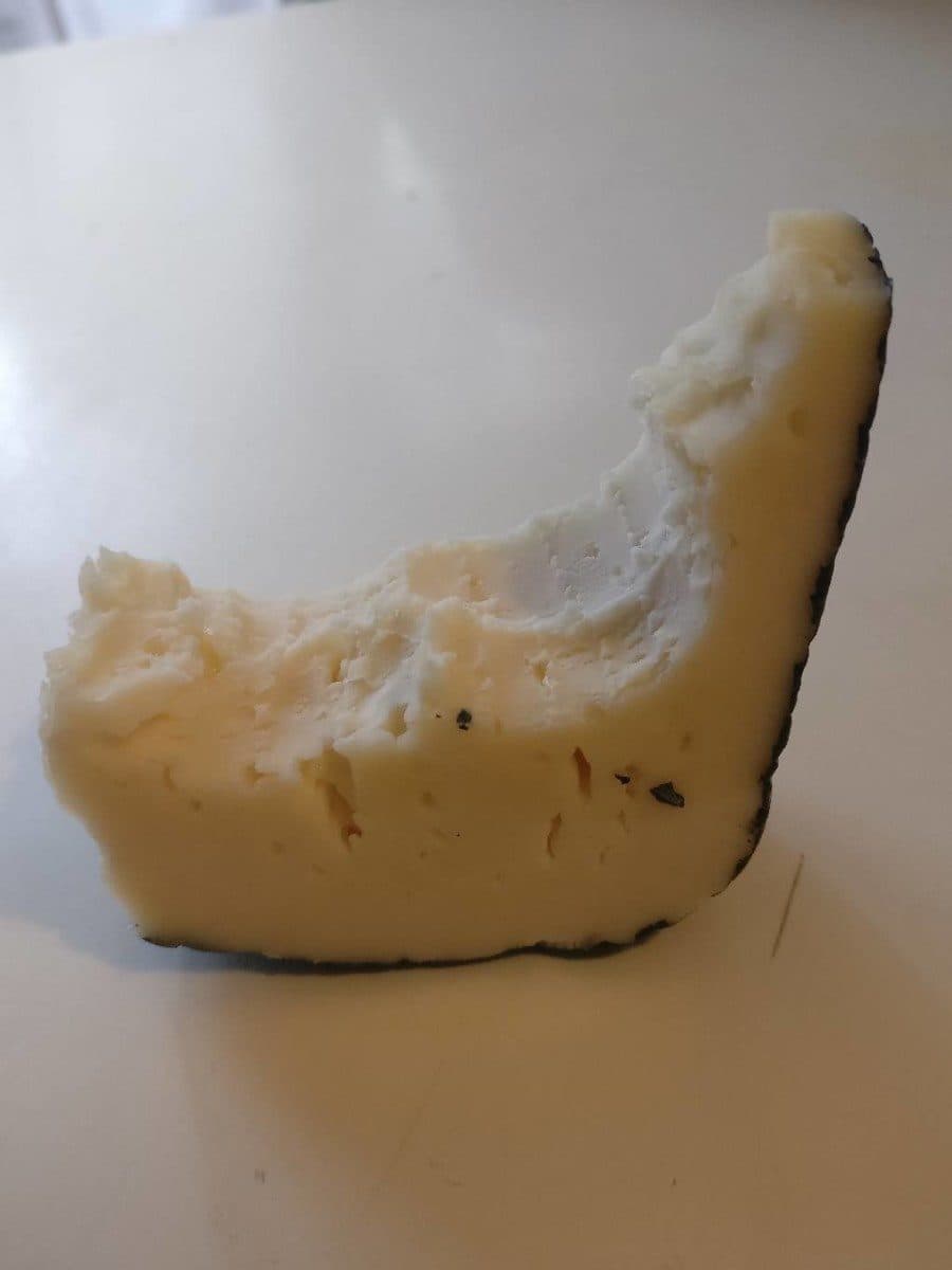 Fromage Tomme des Pyrénées IGP packshot