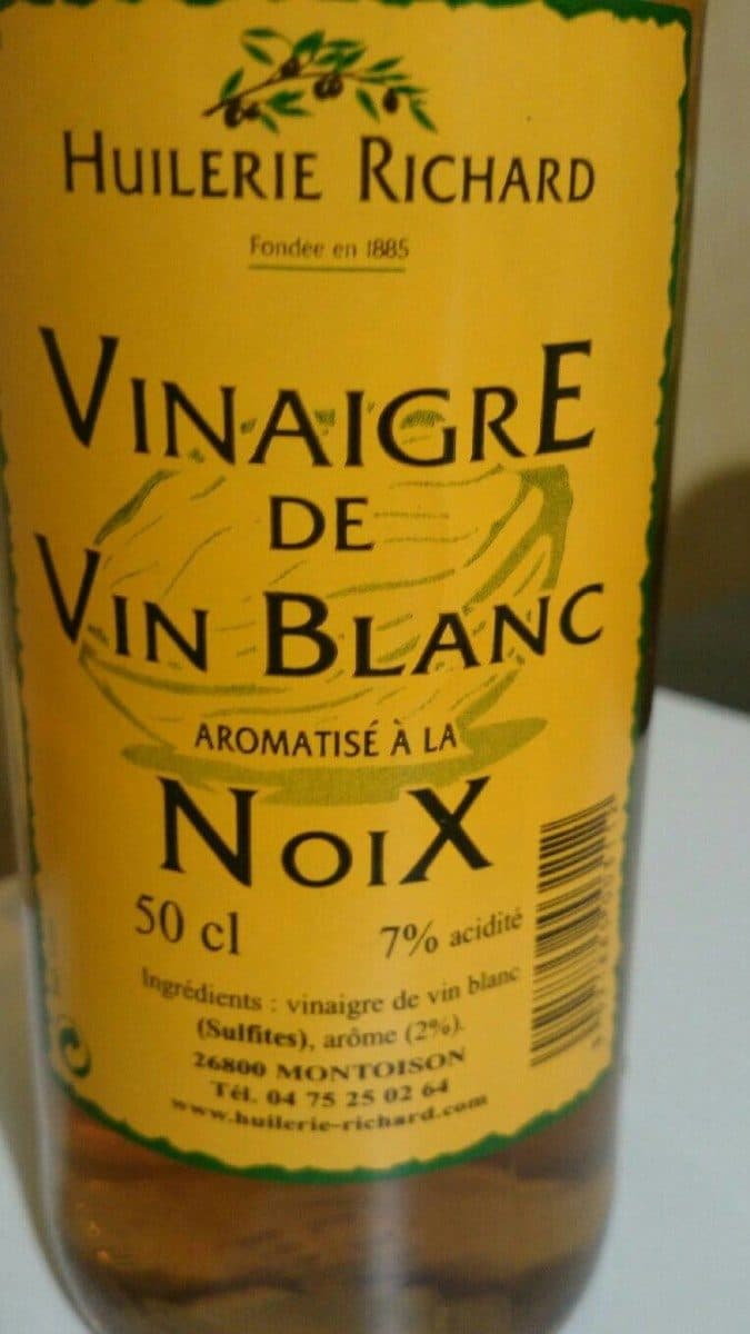 Huilerie Richard Vinaigre de vin blanc aromatisé à la noix packshot