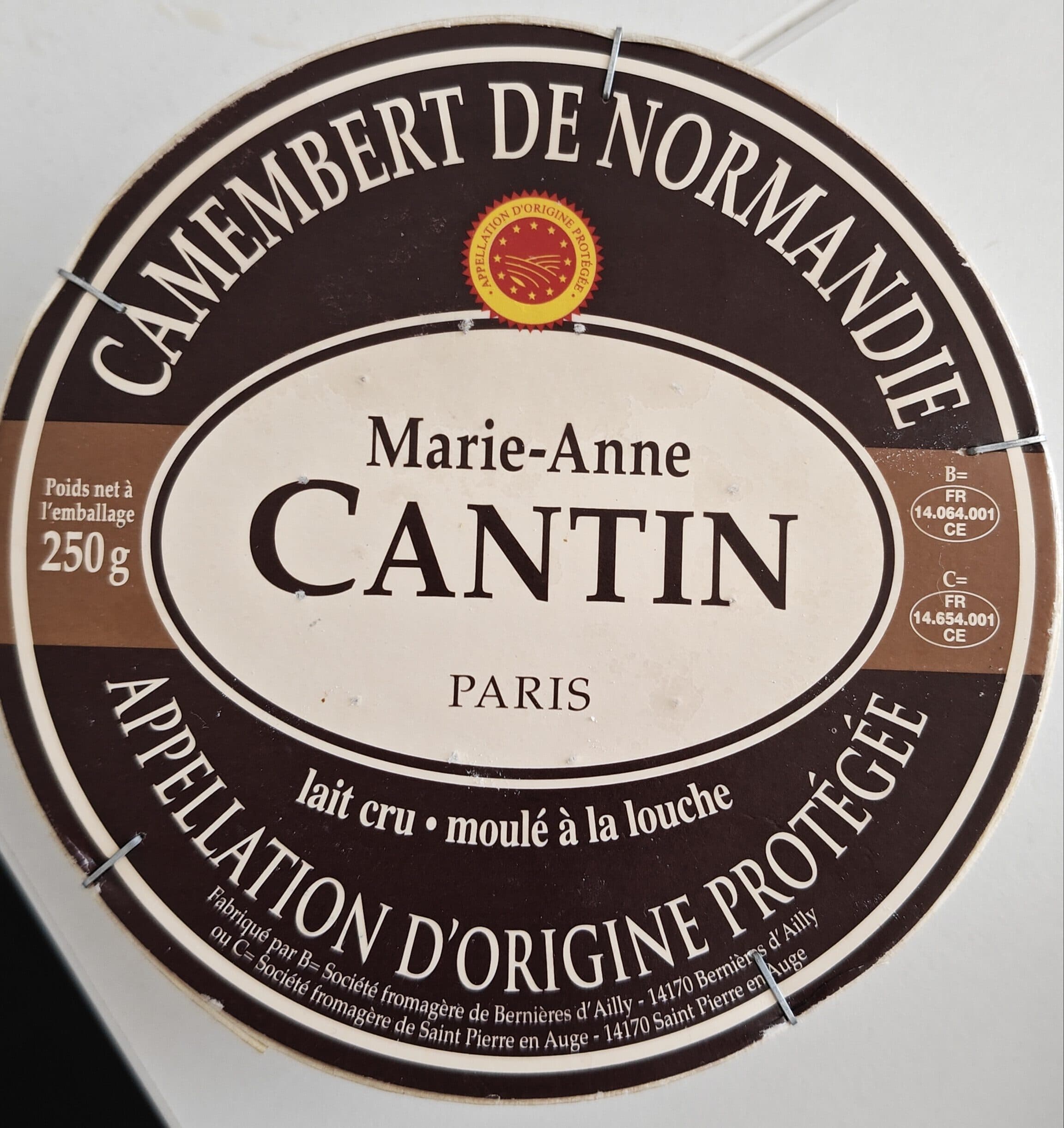 Marie Anne Cantin Camembert de Normandie moulage à la main packshot