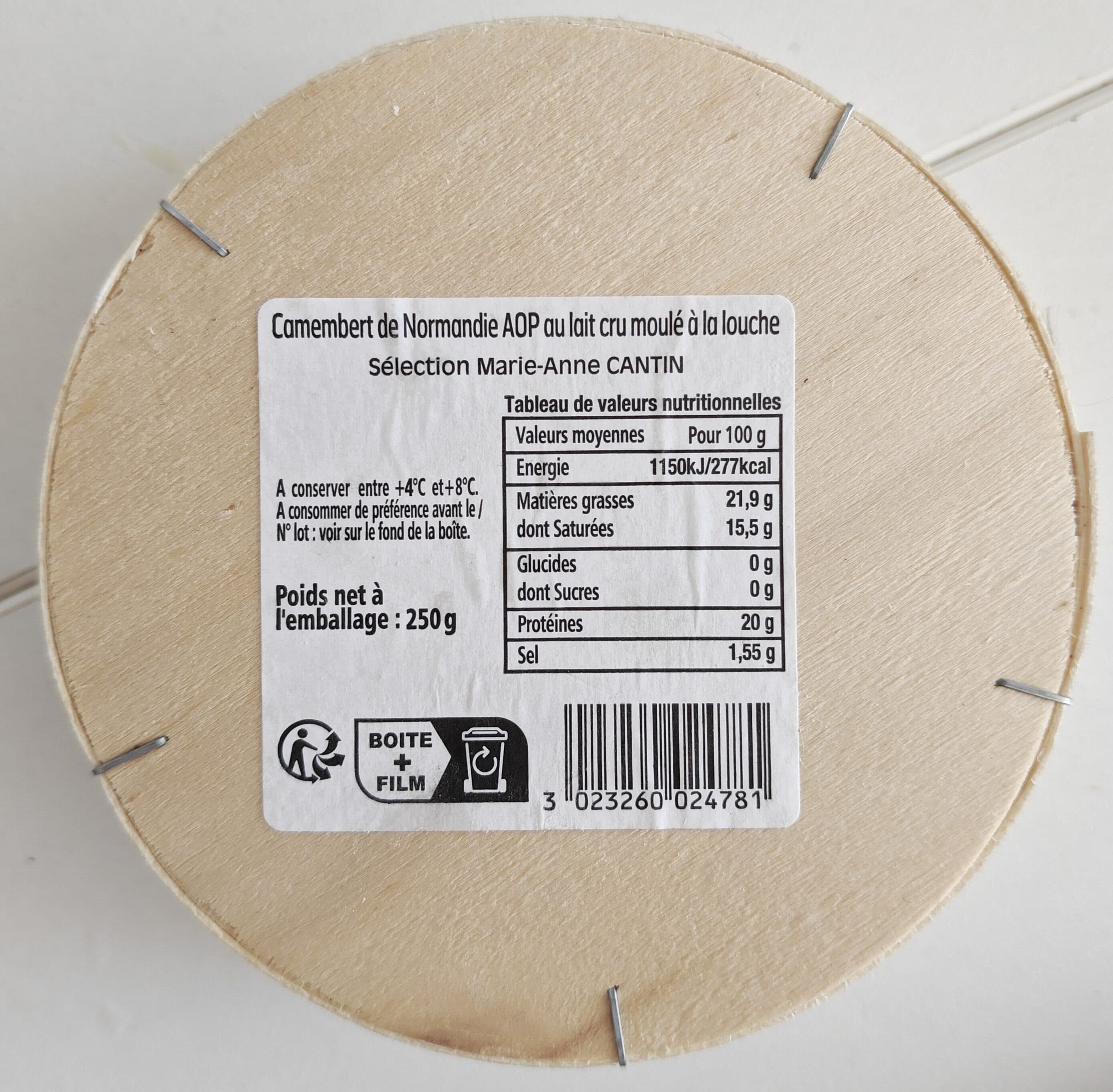Marie Anne Cantin Camembert de Normandie moulage à la main packshot