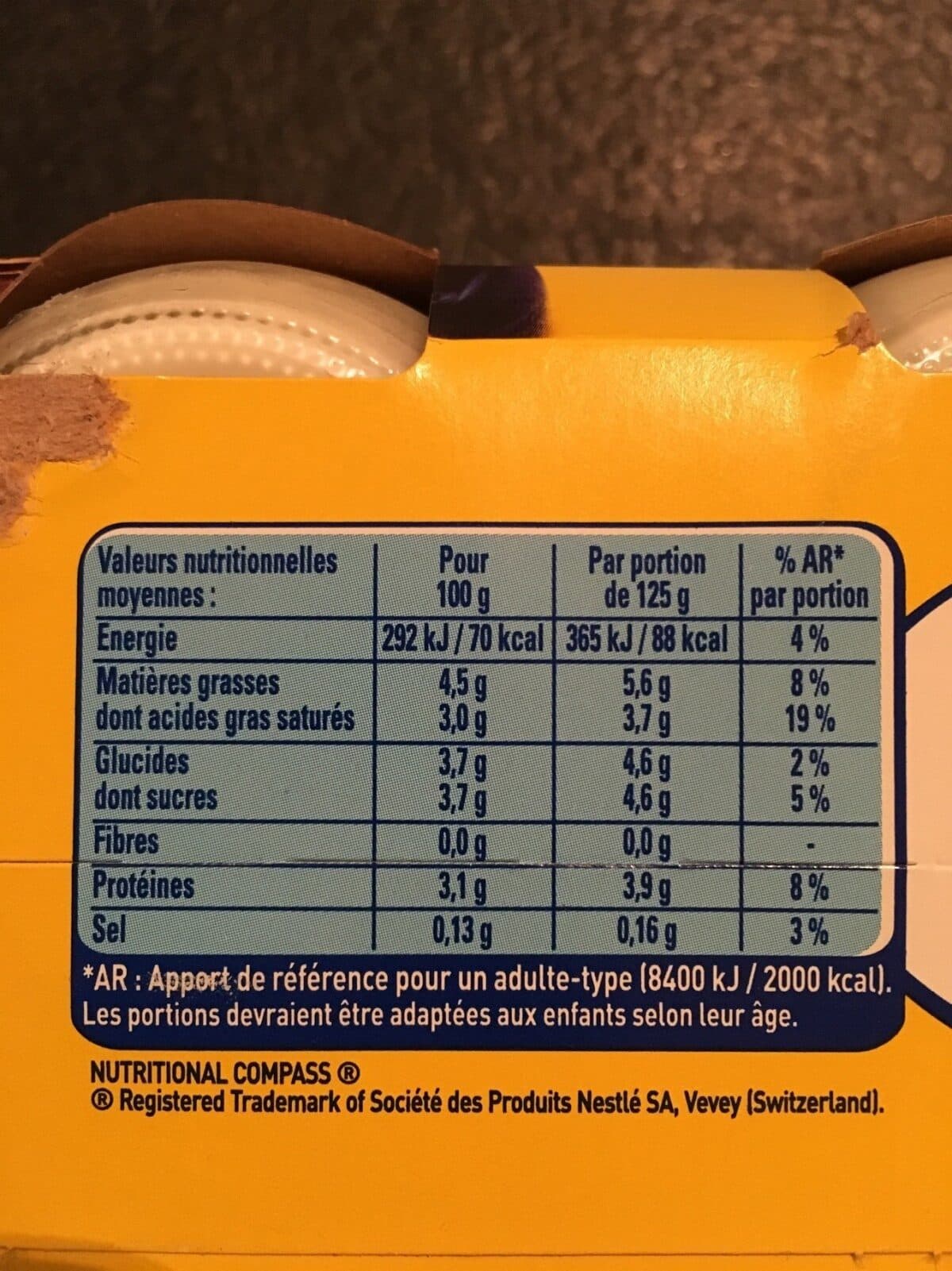 Nestlé Yaourt au lait entier nature La laitière en pots de verre packshot