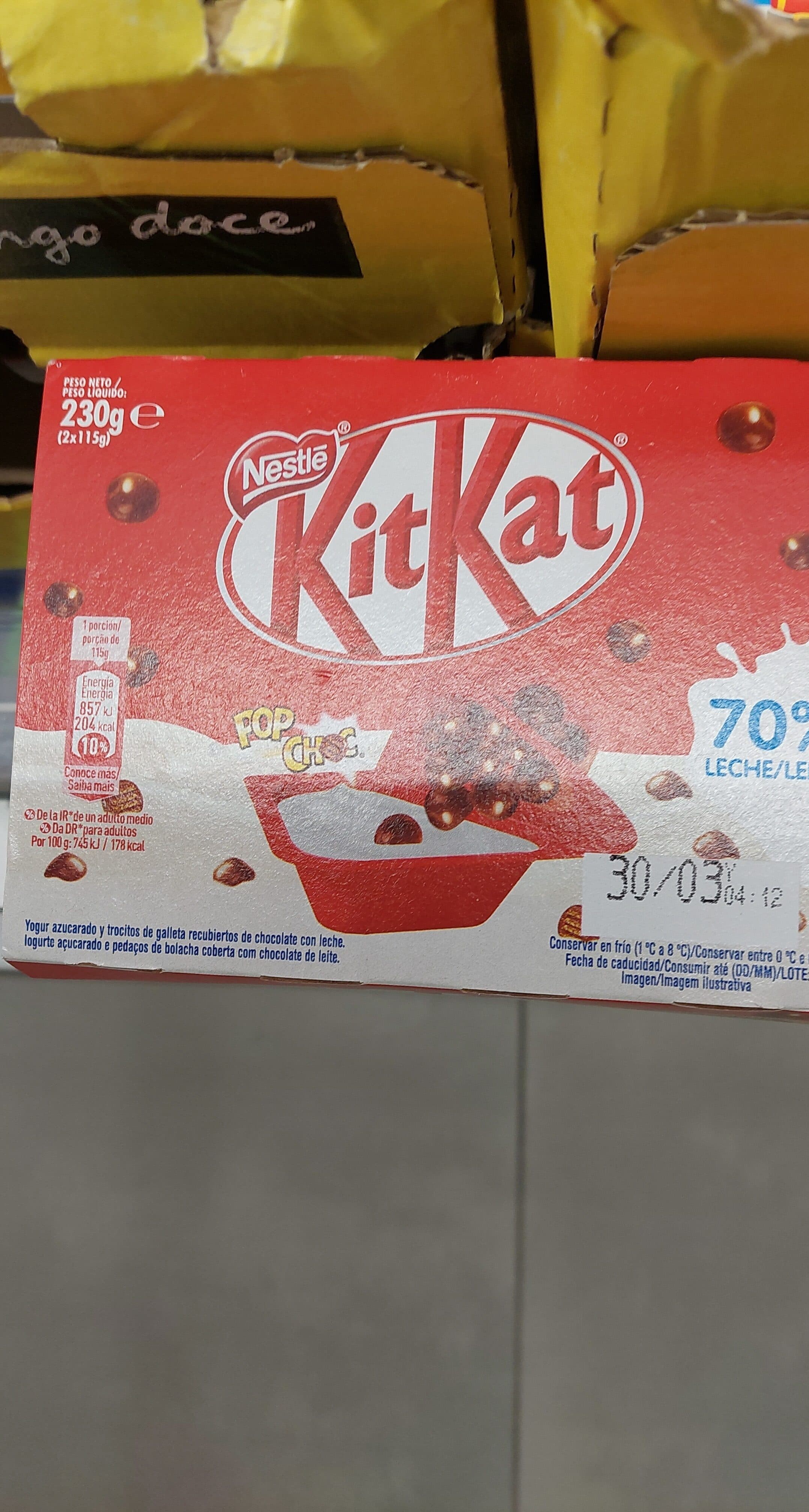 Nestlé Mix-in yogur natural azucarado con bolitas de kitkat packshot