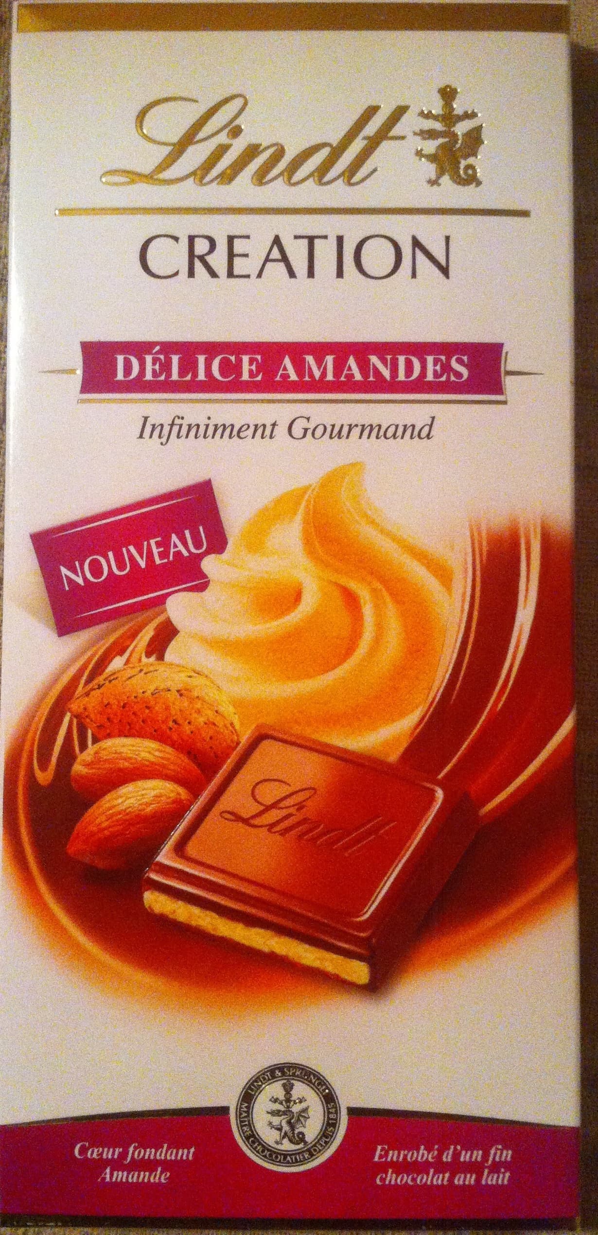 Lindt Création - Chocolat au lait, cœur de truffe à la poudre d'amande packshot