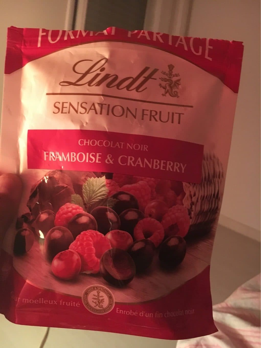 Lindt Sensation Fruit Bonbons chocolat noir framboise & ... le sachet de 250 g packshot