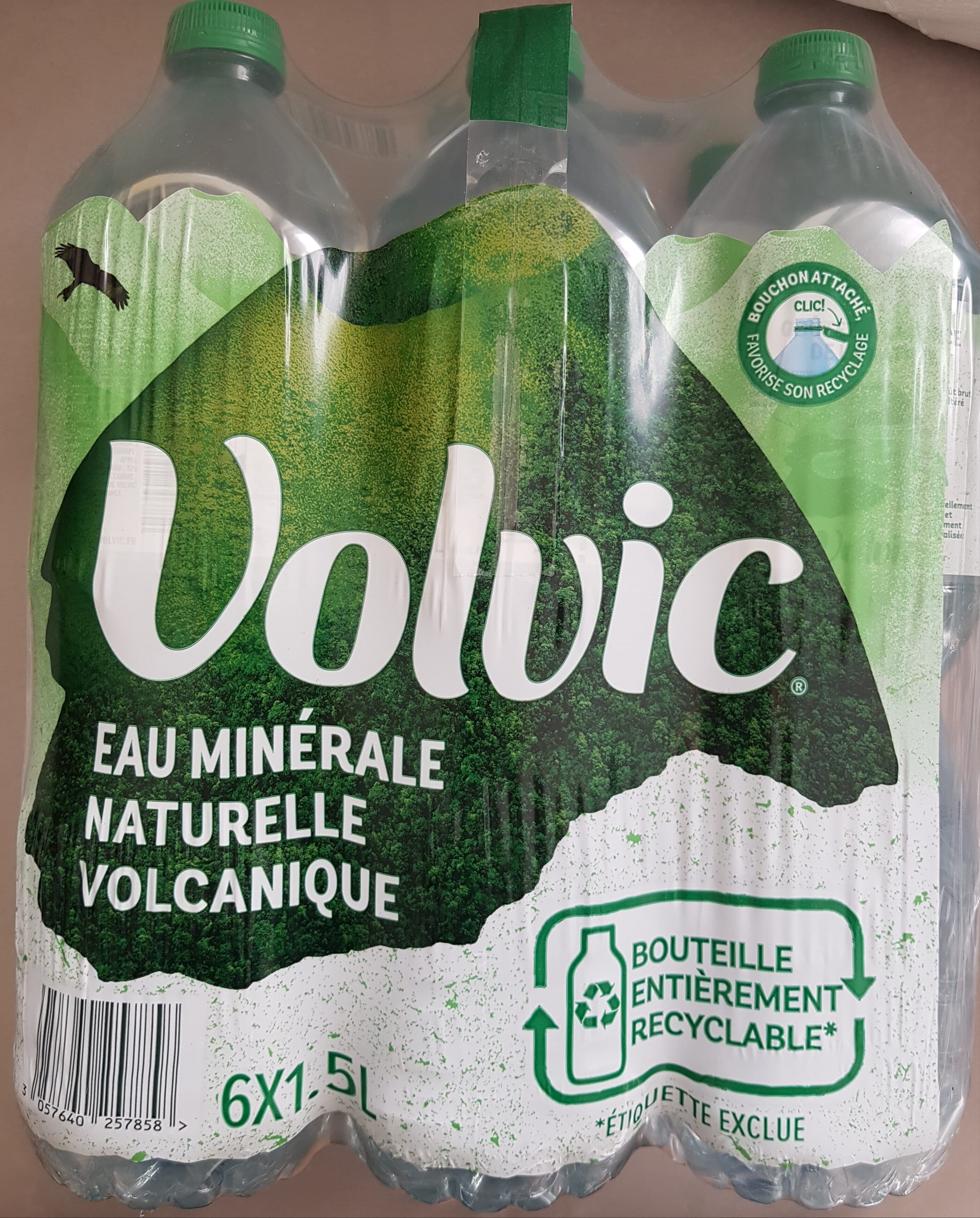 Volvic Eau minérale naturelle volcanique packshot