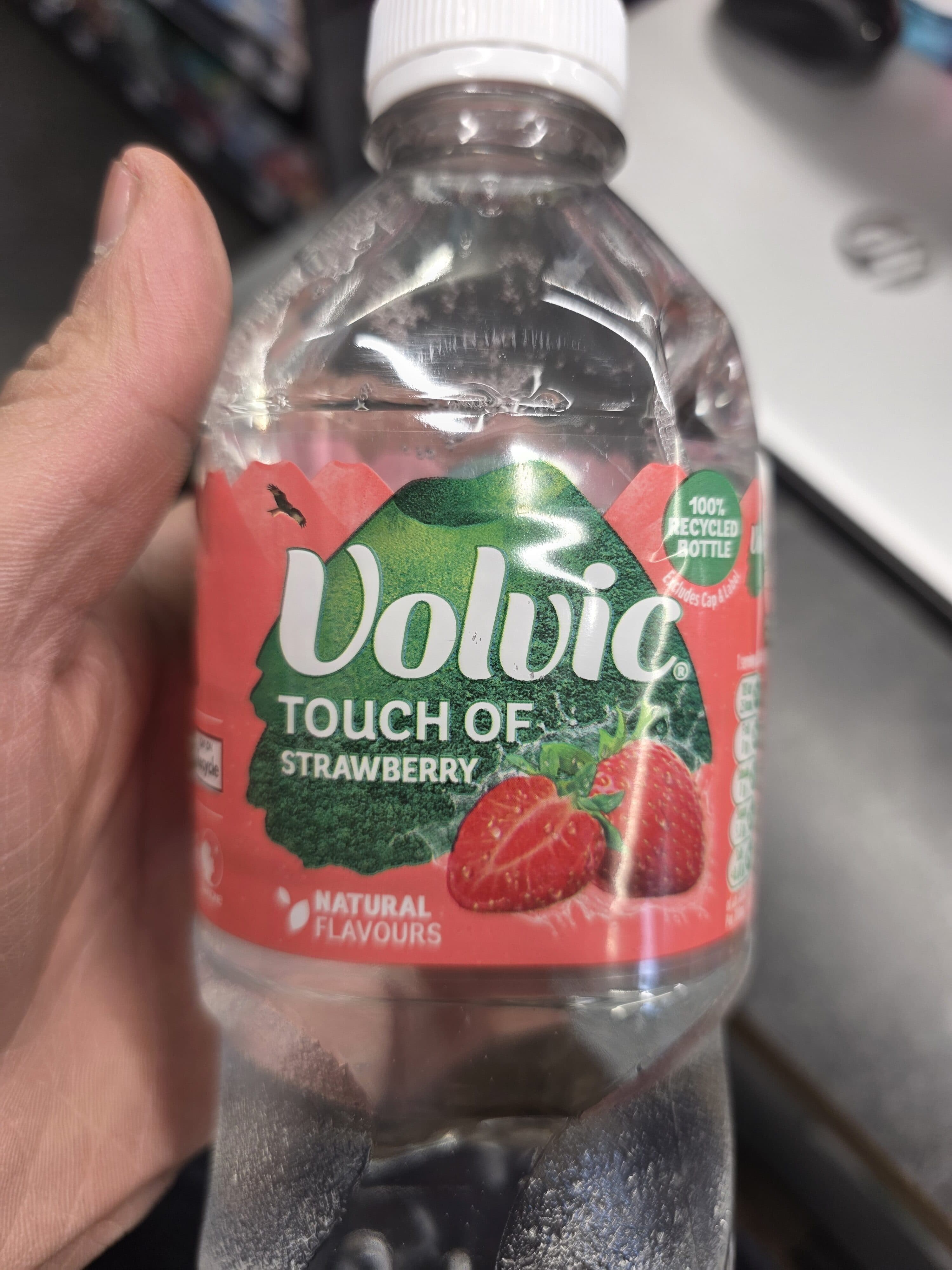 Volvic Volvic strawberry packshot