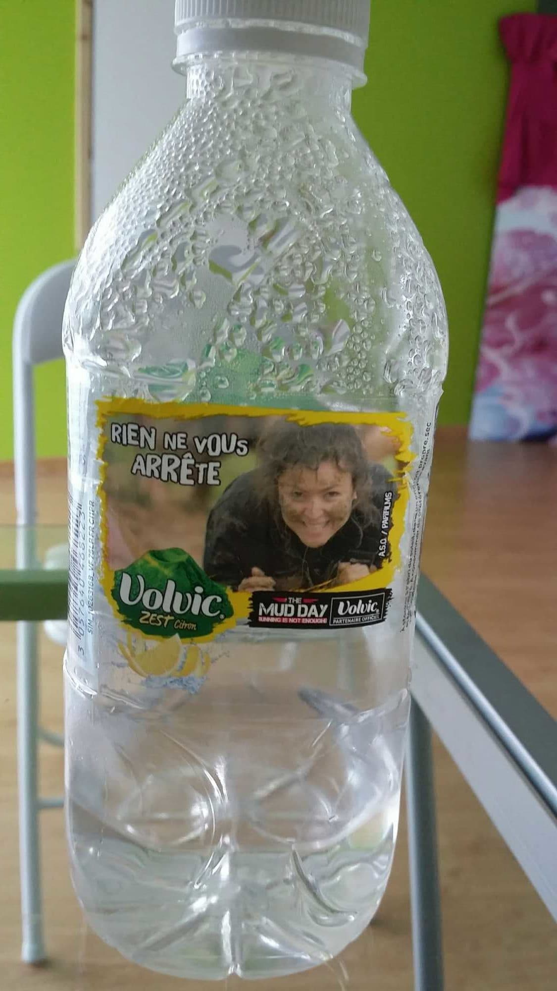 Volvic Zest citron packshot