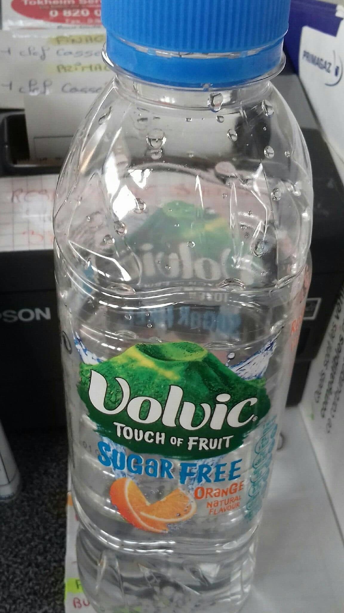 Volvic Volvic touch of fruit super free packshot