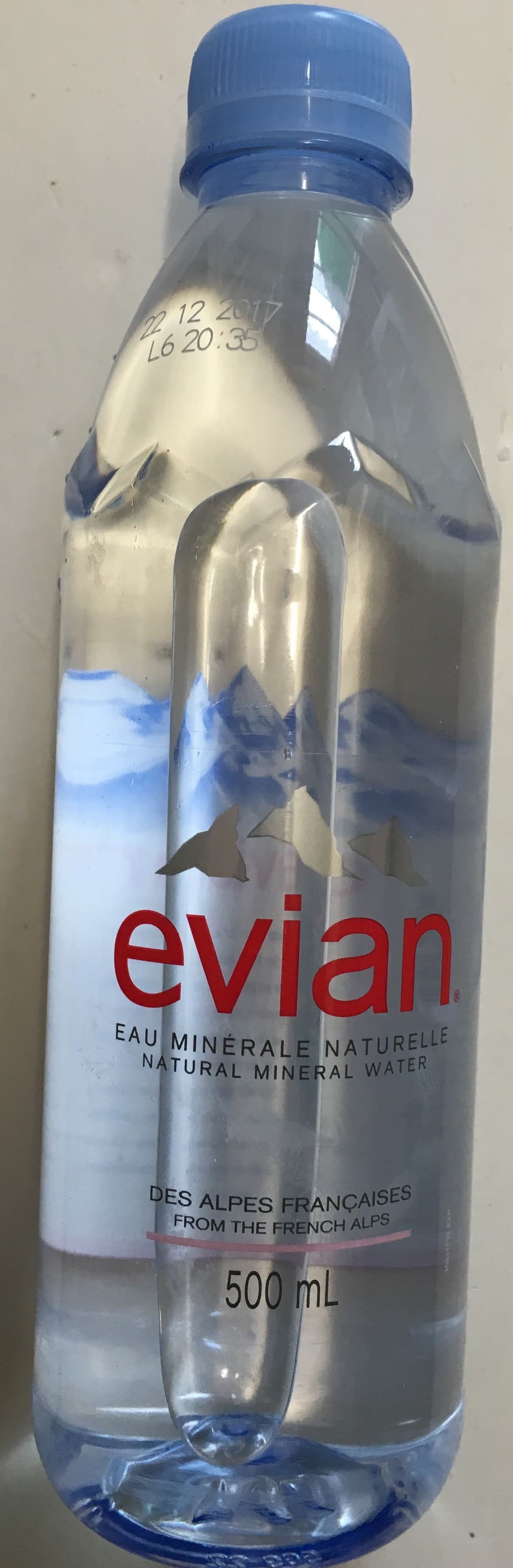 Evian Eau minérale naturelle packshot