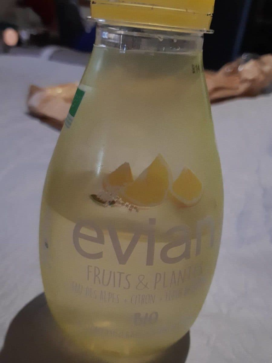 Evian Évian fruits & plantes packshot