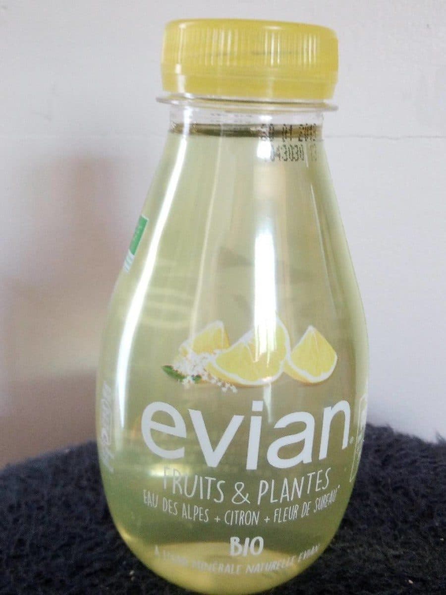Evian Evian fruits et plantes packshot