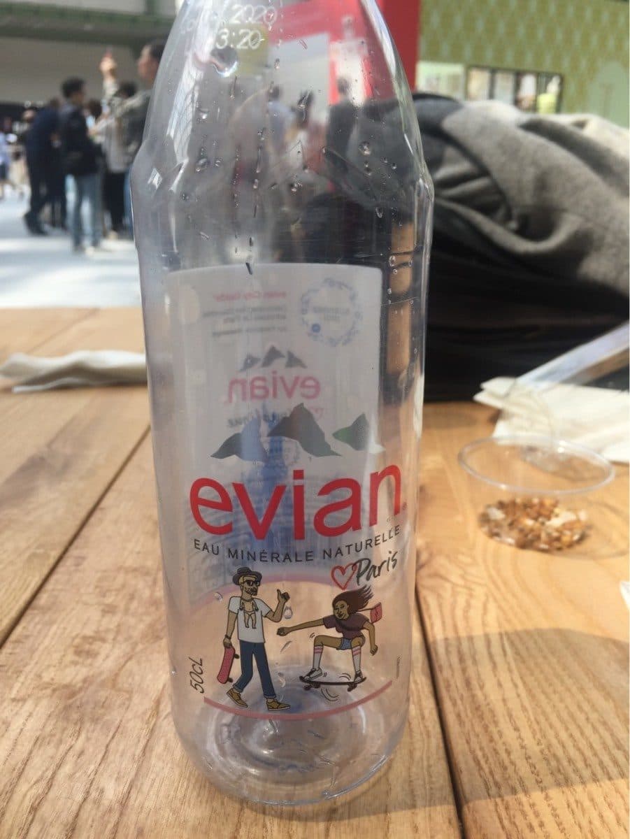 Evian Eau minerale naturelle packshot