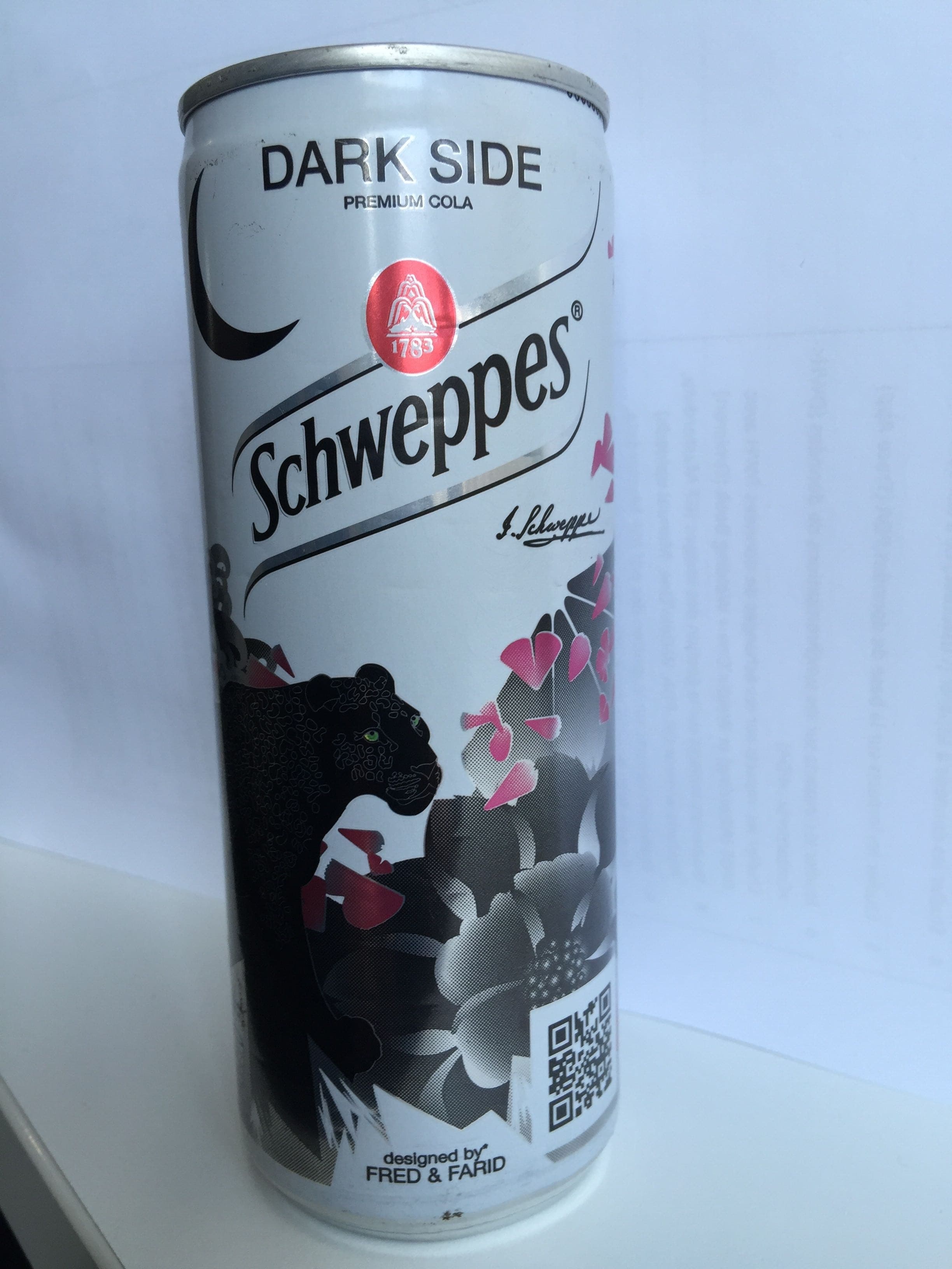 Schweppes Schweppes Dark Side Premium Cola packshot