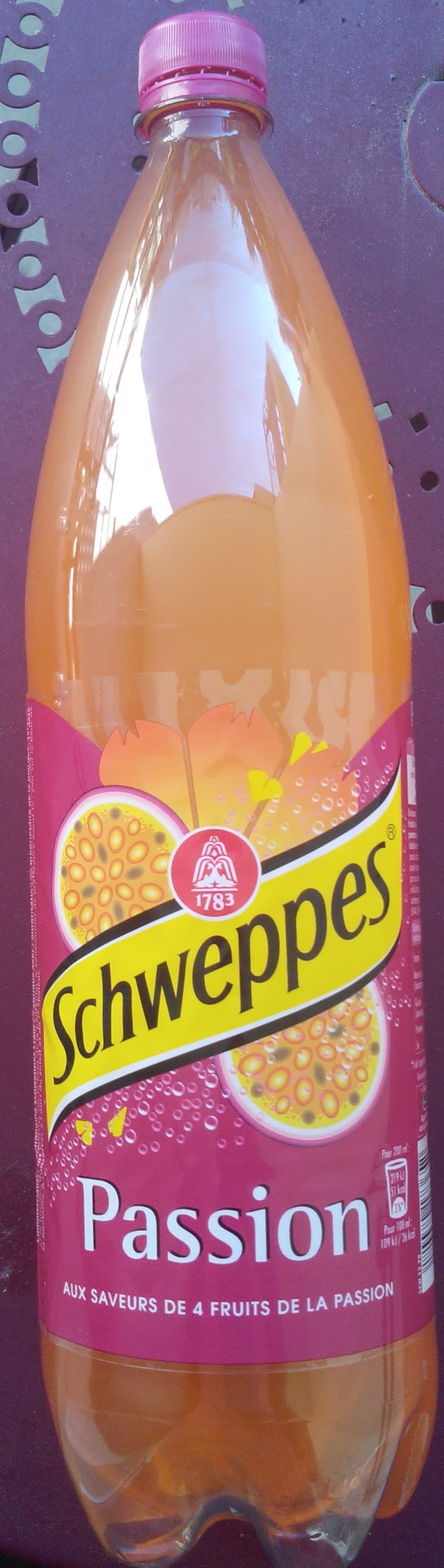 Schweppes Boisson gazeuse rafraîchissante saveurs fruits de la passion packshot