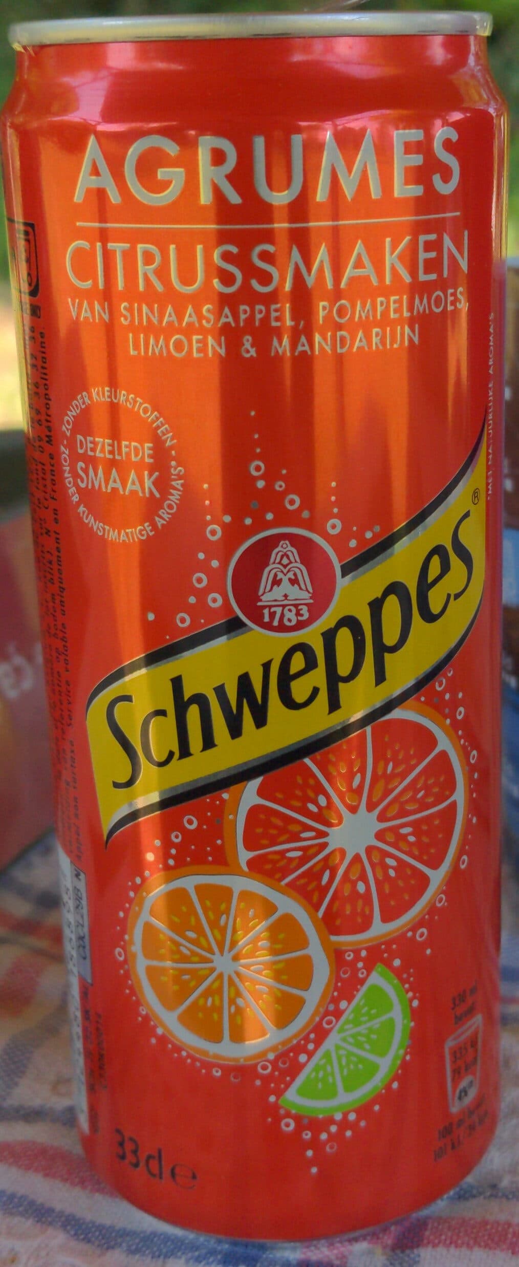 SchweppesOrangina Schweppes Schweppes agrumes aux saveurs d'orange,🍊de pamplemousse, de citron vert & de mandarine packshot