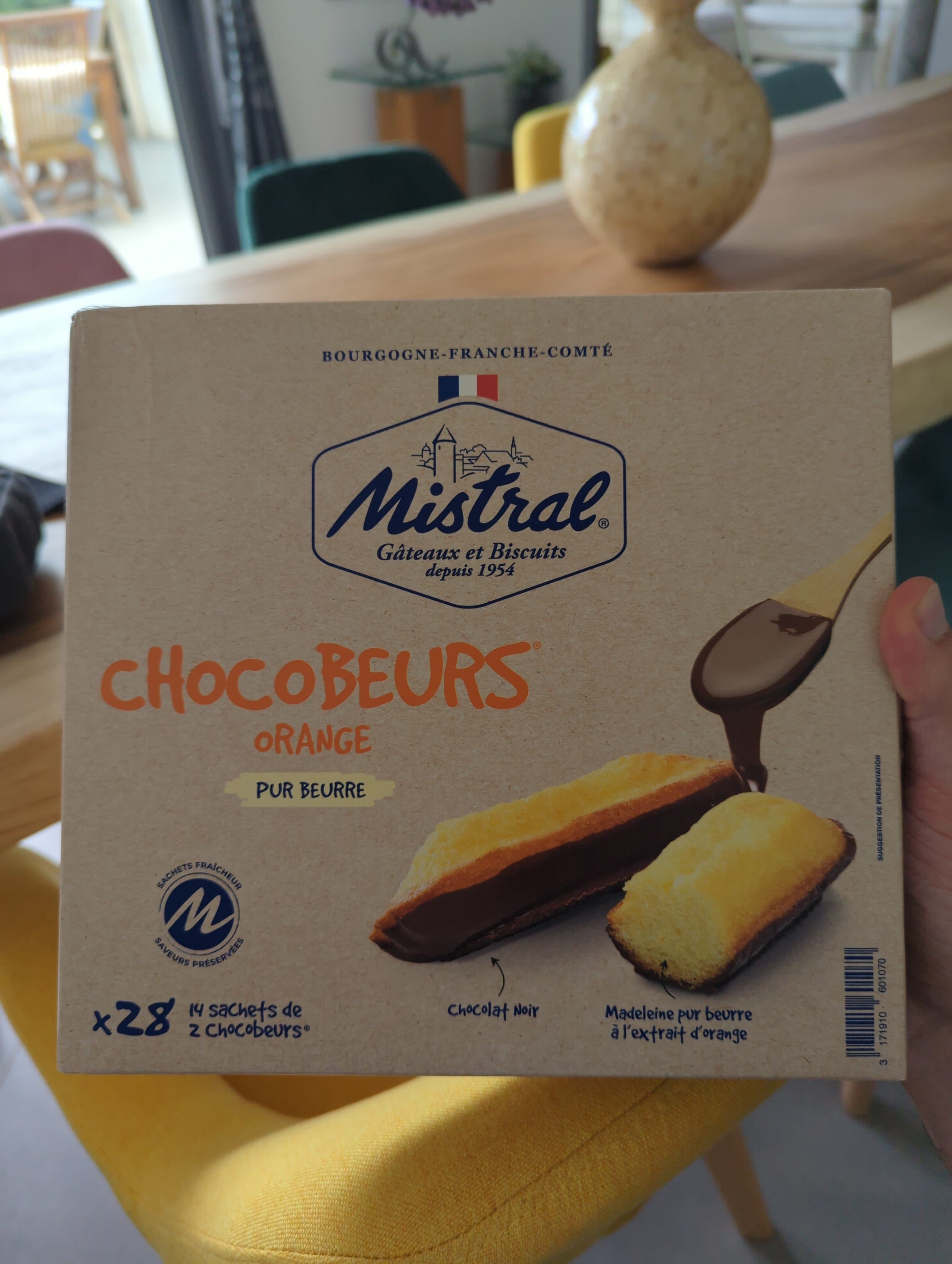 Biscuits Mistral Madeleines orange talonnées de chocolat packshot