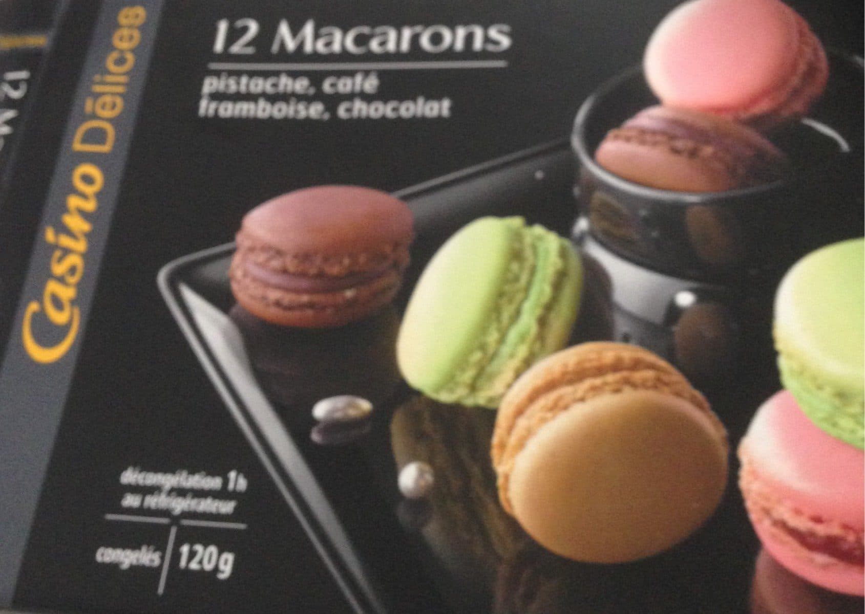 Casino Assortiment de 12 macarons congelés : 3 à la pistache, 3 à la framboise, 3 au café, 3 au chocolat packshot