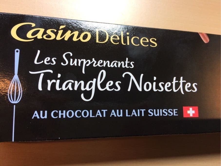 Casino Les surprenants Triangles noisettes au chocolat au lait suisse packshot