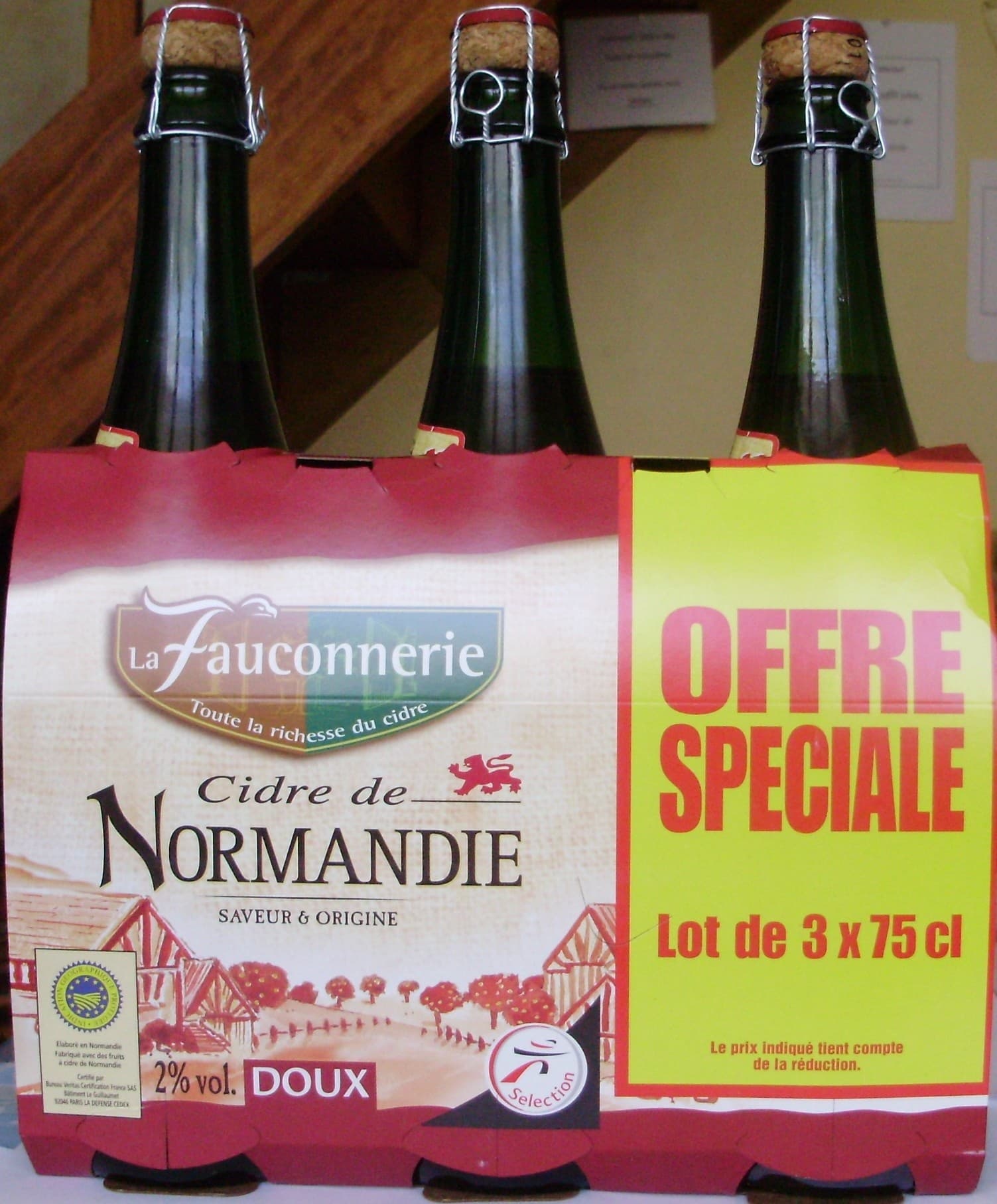 La Fauconnerie Cidre de Normandie, Doux (2 % vol.) [La bouteille : code barre 3250390030560] packshot