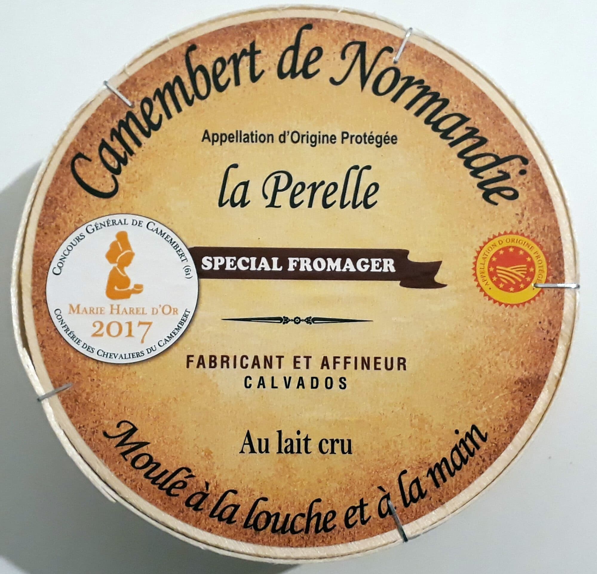 La Perelle Camembert de Normandie moulé à la louche et à la main packshot