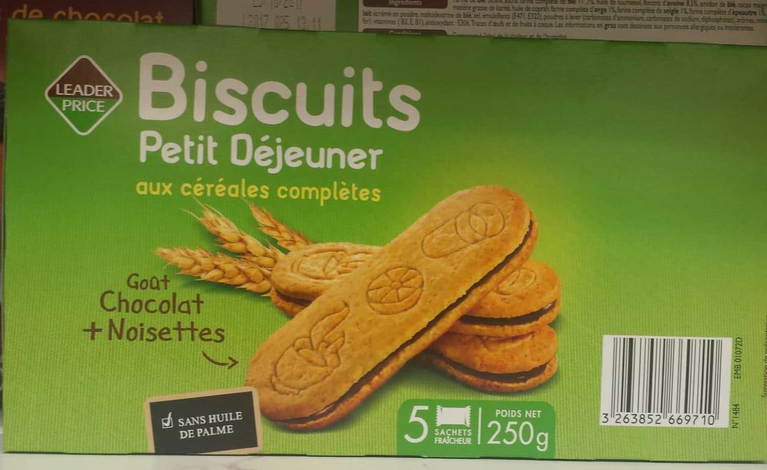 Leader Price Biscuits petit déjeuner aux céréales complètes - Goût Chocolat + Noisettes packshot