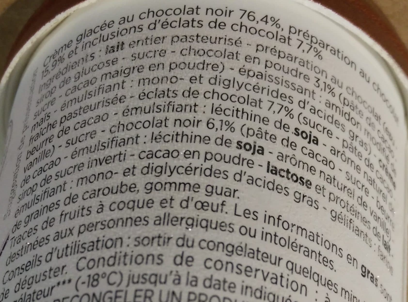 Franprix Crème Glacée Chocolat, Sauce Chocolat et Éclats de Chocolat packshot