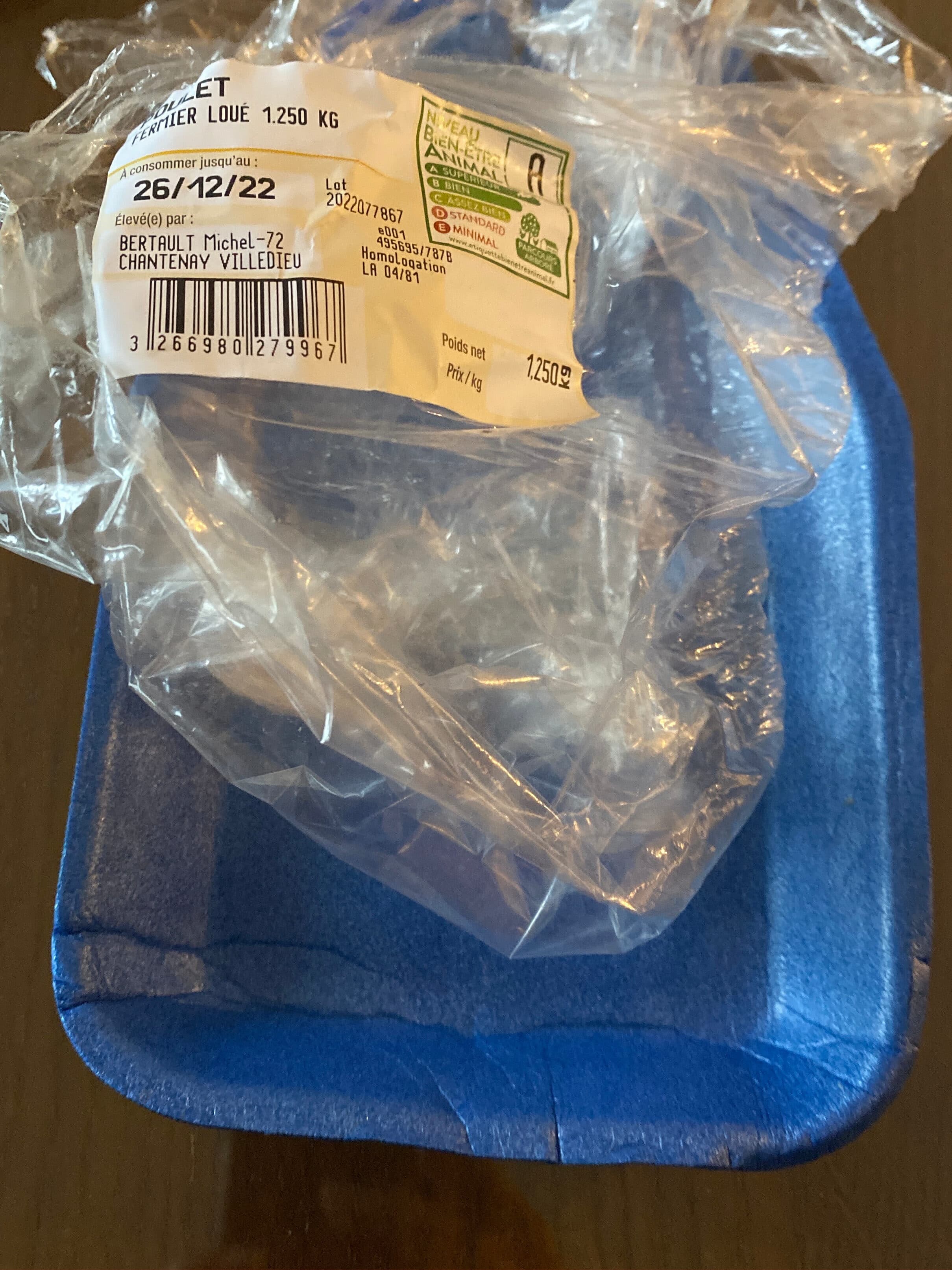 Loué Poulet loué jaune fermier packshot