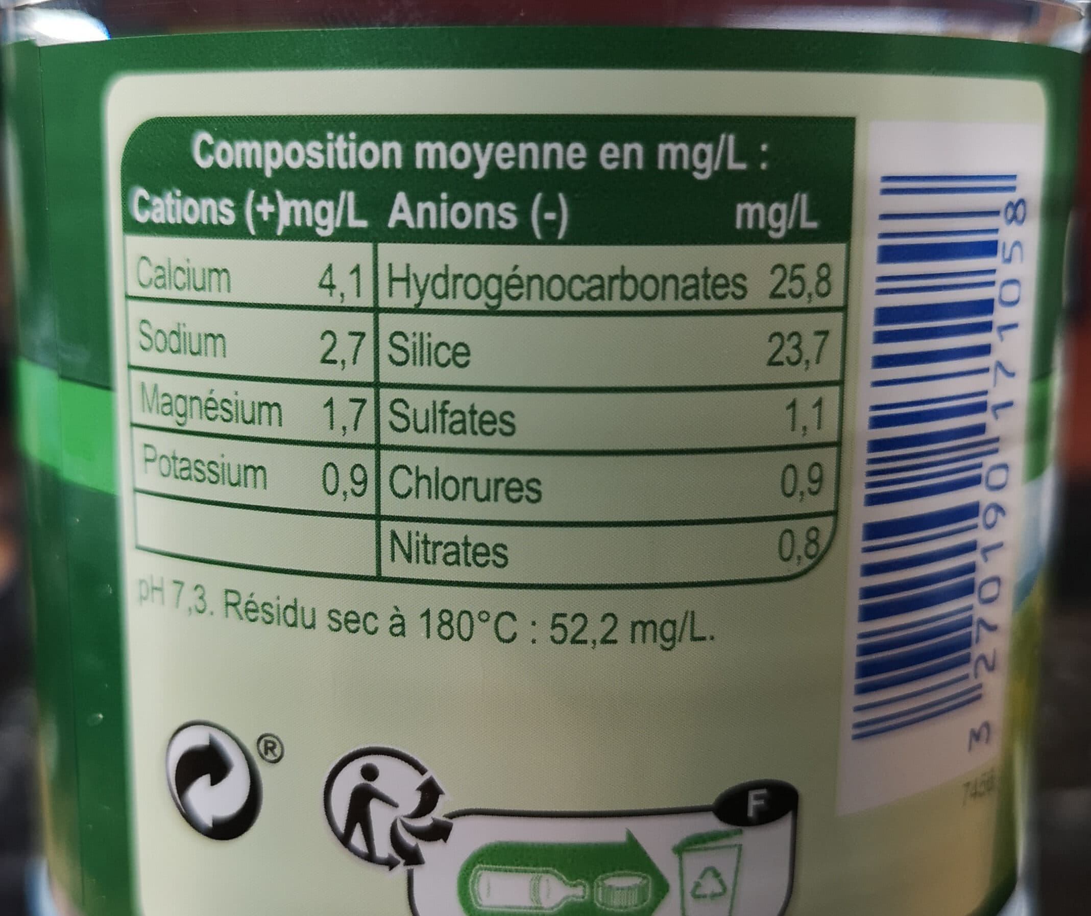 Carrefour Eau de source de montagne d'auvergne packshot