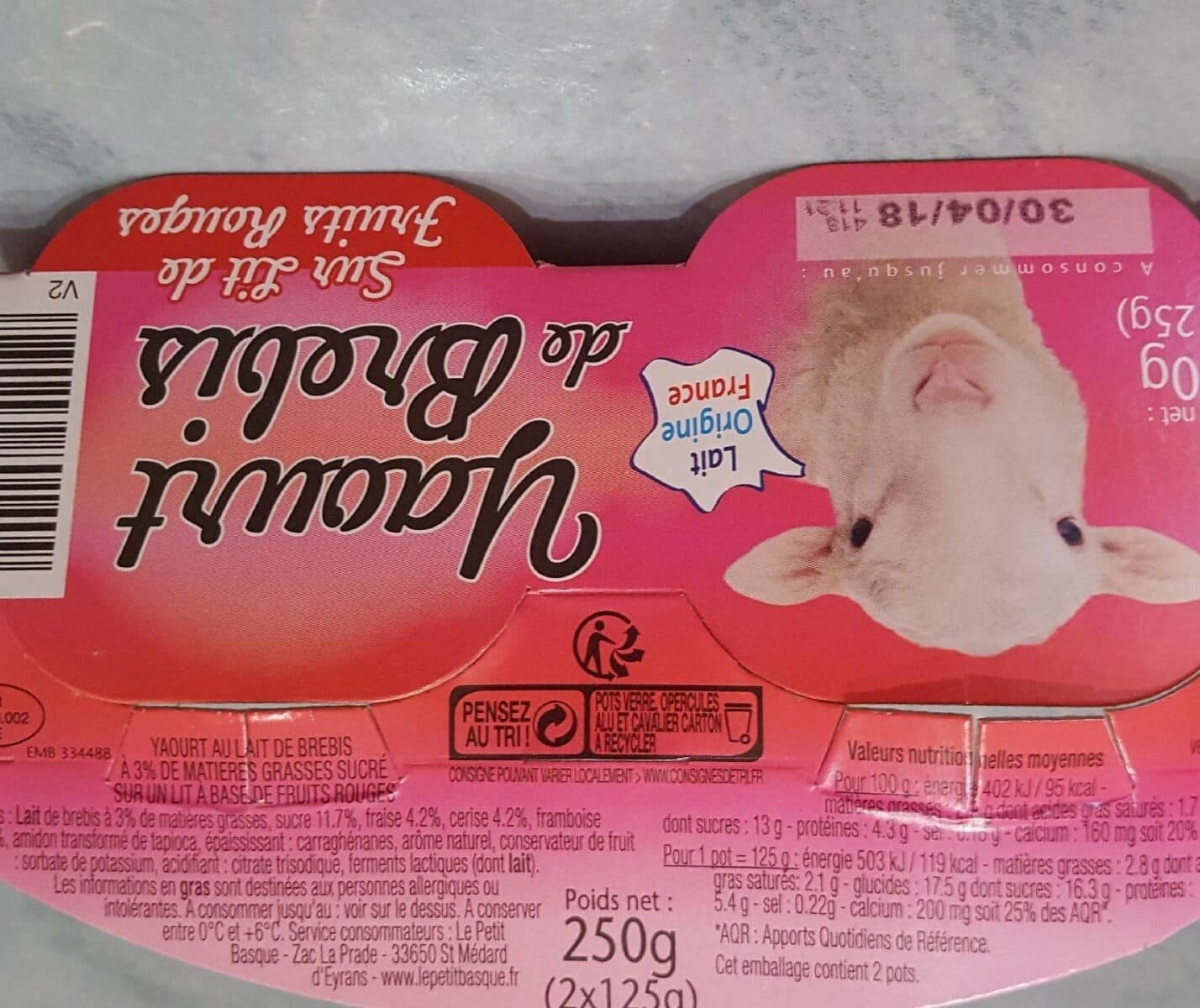 Le Petit Basque yaourt de brebis sur lit de fruits rouges packshot