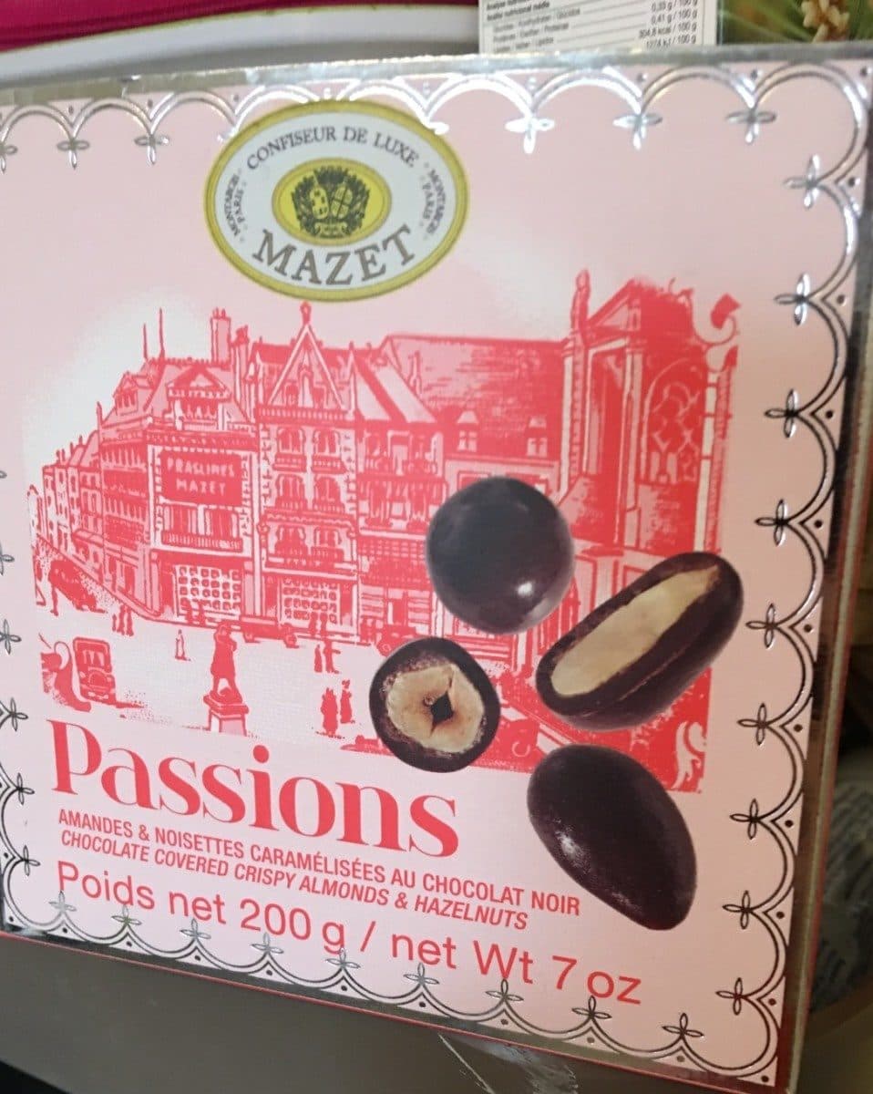 Mazet Passions Amandes et noisettes caramelisees au chocolat. noir packshot
