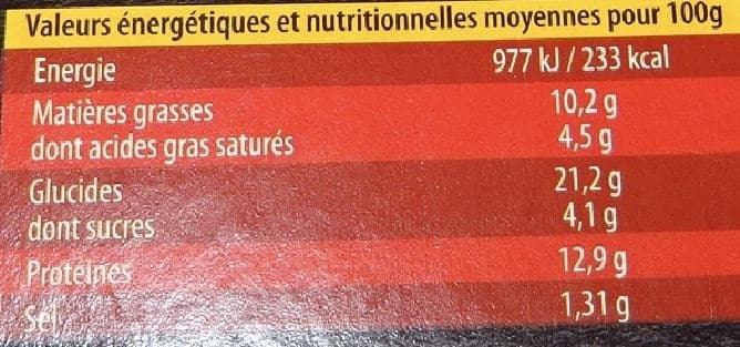 La compagnie artique Pain spécial au sarrasin, garni d'une préparation cuite de viande bovine de race Charolaise avec protéines végétales, d'une préparation aux oignons, d'emmental fondu et de bacon. Produit surgelé packshot