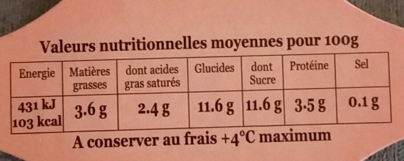 La Ferme de la Vieille Abbaye Le yaourt fermier au lait du jour brassé sur lit de fraises packshot