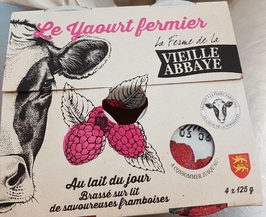 La Ferme de la Vieille Abbaye Le yaourt fermier au lait du jour - brassé sur lit de savoureuses framboises packshot
