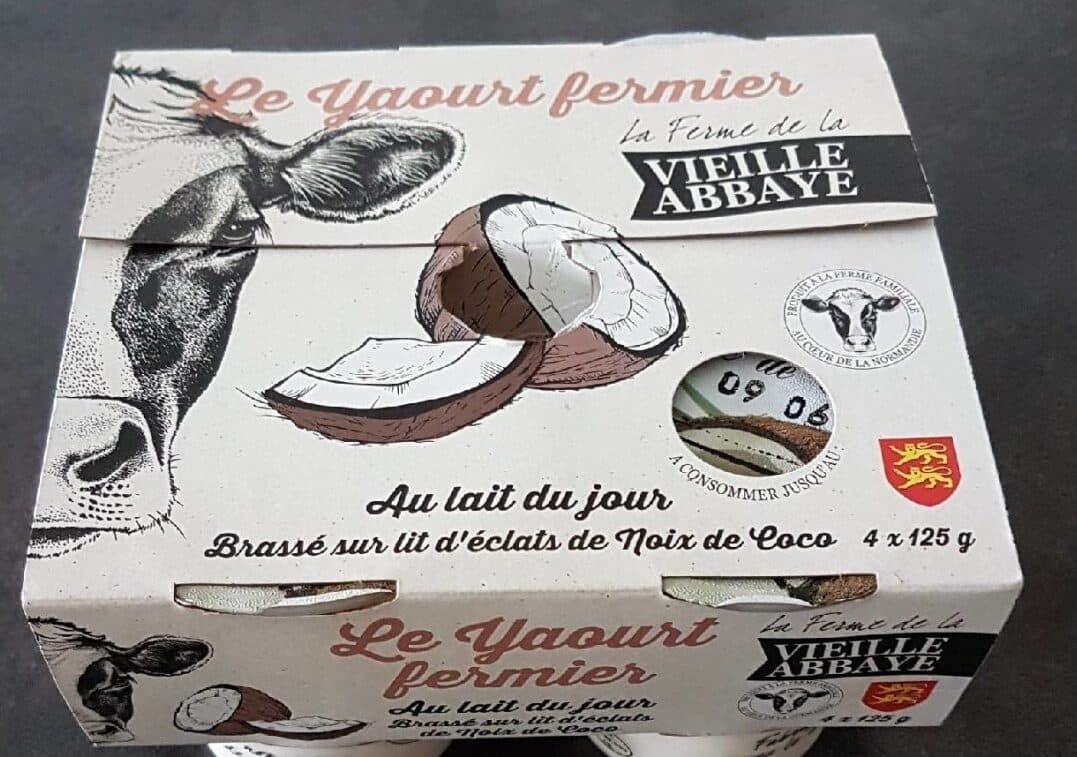 La Ferme de la Vieille Abbaye Le yaourt fermier au lait du jour - brassé sur lit d'éclats de noix de coco packshot