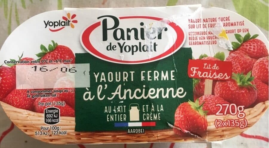 Panier a l ancienne Yaourt nature sucré sur lit de fruits, aromatisé packshot
