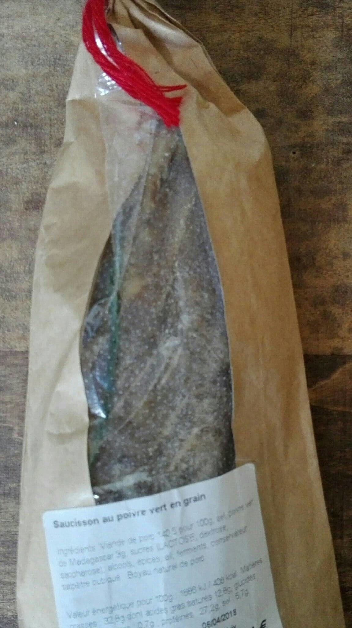 Le porc francais Saucisson au poivre vert en grain packshot