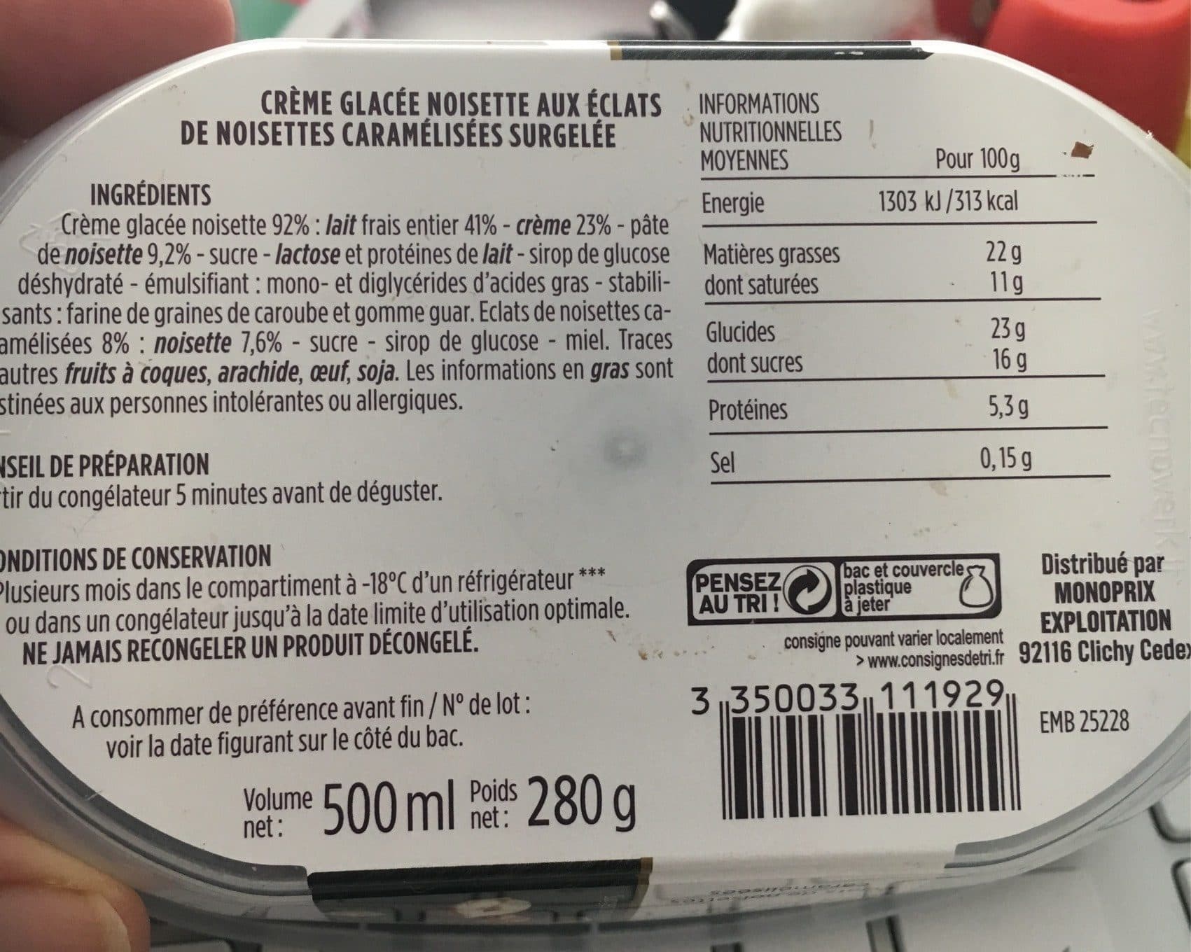 Monoprix Gourmet Crème glacée au lait fraits, éclats de noisettes caramélisées packshot