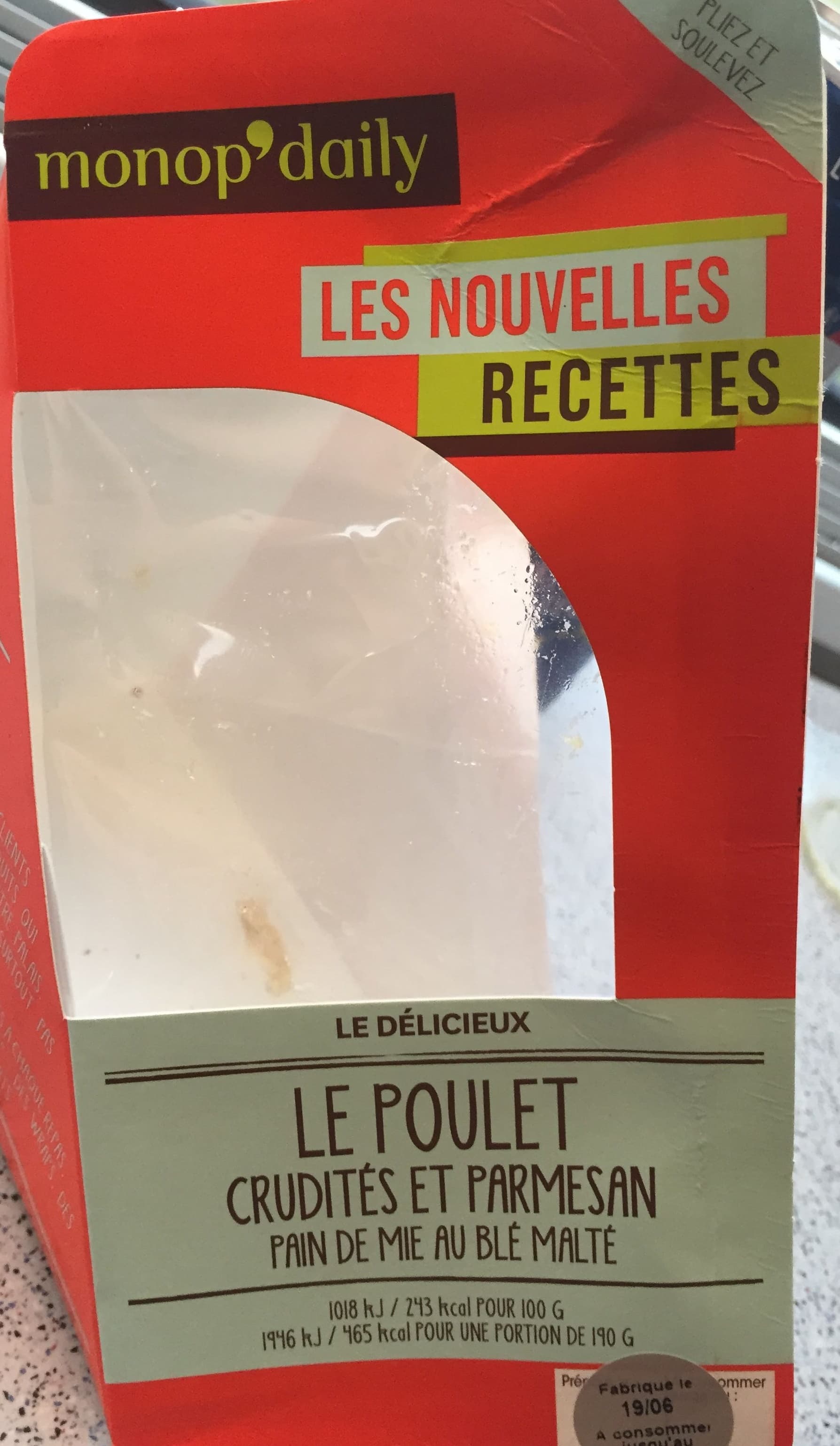 Monop'daily Sandwich au filet de poulet crudités et parmesan packshot