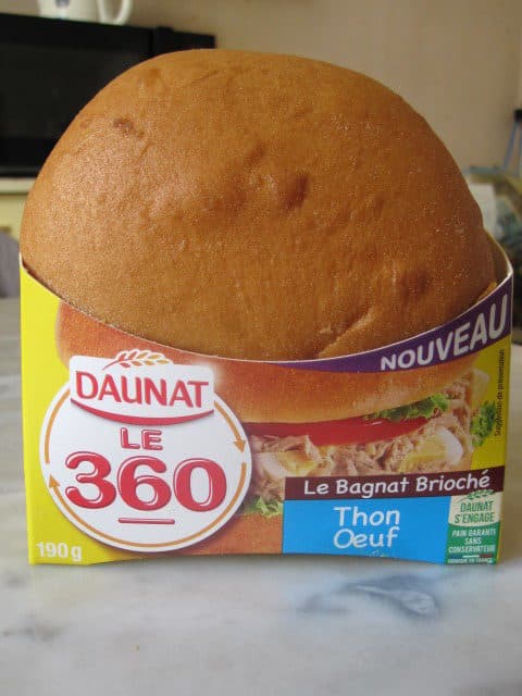 Daunat Sandwich au pain spécial garni de mayonnaise, de thon listao au naturel, et d’œuf packshot