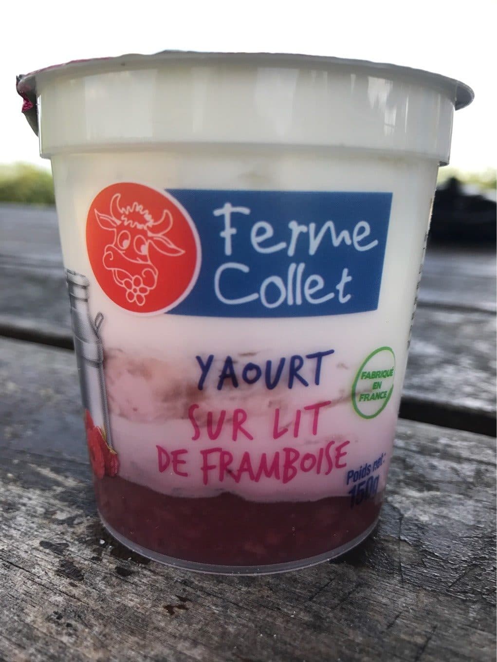 Ferme collet Yaourt sur lit de framboises packshot