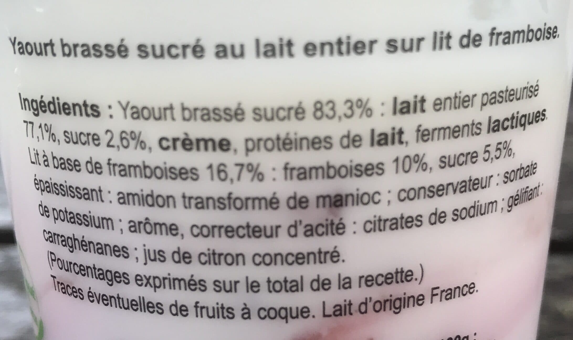Ferme collet Yaourt sur lit de framboises packshot