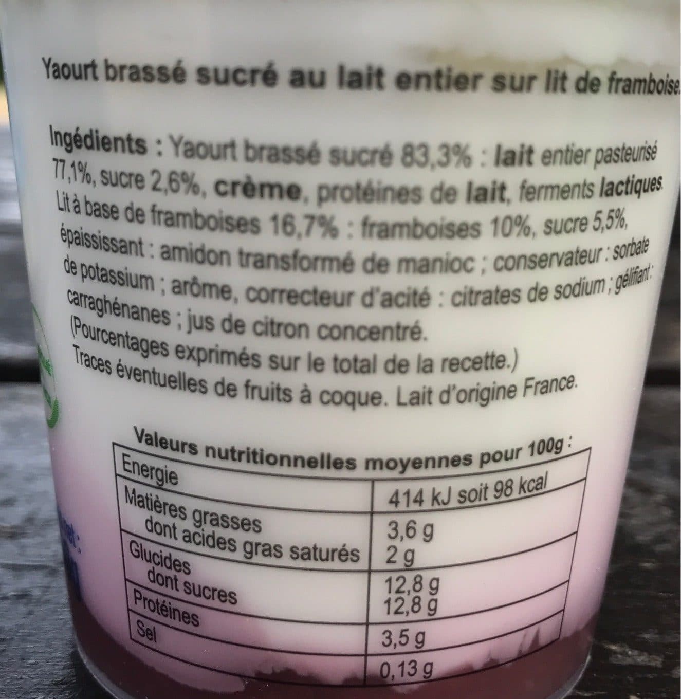 Ferme collet Yaourt sur lit de framboises packshot